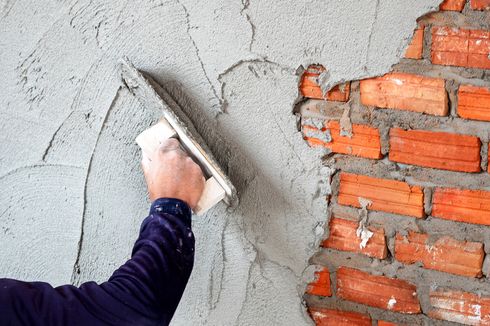 9 Cara Memplester Dinding Rumah dengan Benar agar Tidak Retak