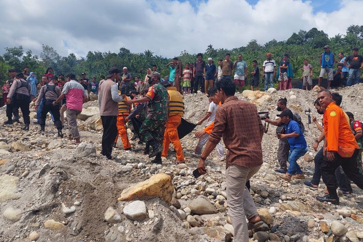 Tim SAR Medan melakukan operasi pencarian terhadap tujuh orang yang dinyatakan hilang usai satu minibus dilaporkan masuk jurang di Kabupaten Pakpak Bharat.