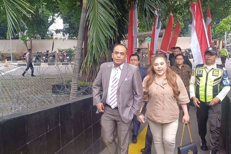 Lisa Mariana dan kuasa hukumnya, Jhon Boy di Gedung KPK, Jakarta Selatan, Jumat (22/8/20225).