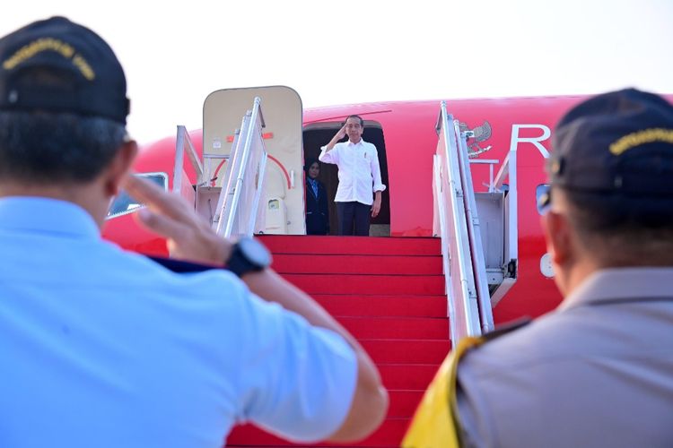 Presiden Joko Widodo saat akan berangkat kunjungan kerja ke Sumatera Selatan melalui Lanud Halim Perdanakusuma, Jakarta, Kamis (30/5/2024).