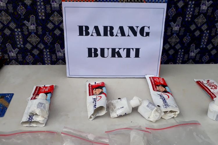 BNN Kota Palopo, Sulawesi Selatan amankan pelaku dan barang bukti narkoba jenis Sabu yang dikemas dalam kemasan pasta gigi,, Rabu (08/07/2020)