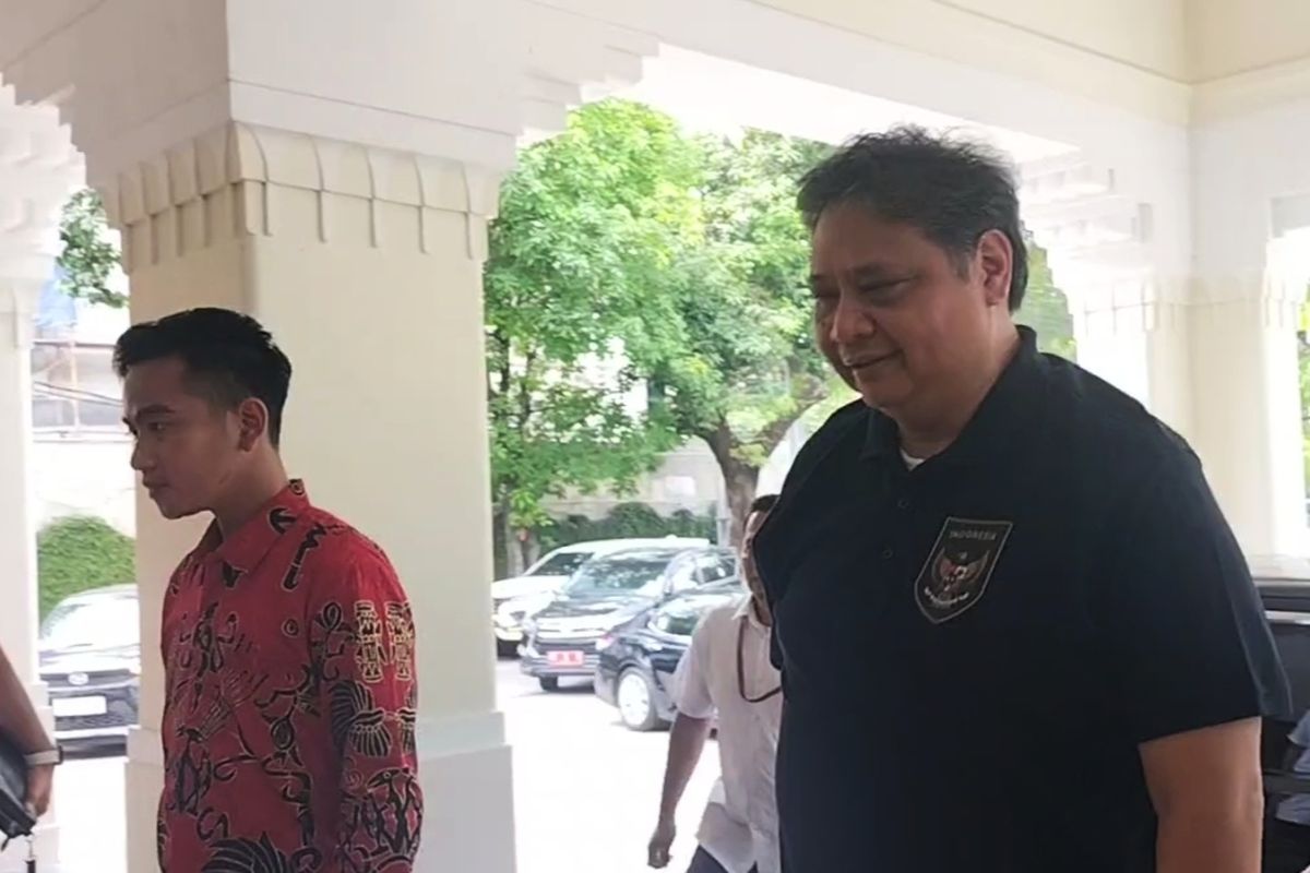 Ketua Umum Golkar sekaligus Menteri Koordinator Bidang Perekonomian Airlangga Hartarto dan Wali Kota Solo Gibran Rakabuming Raka saat di Loji Gandrung, Kota Solo, Jawa Tengah, Senin (6/2/2023).
