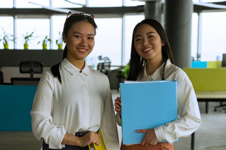 Ilustrasi karyawan magang. Peserta Magang Nasional Kemnaker 2025 akan memperoleh gaji setara UMK. 