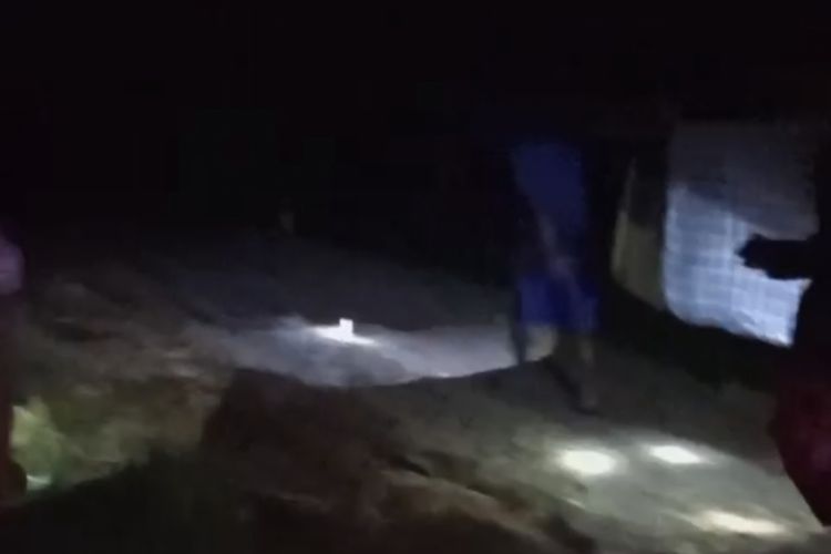 Jalan Rusak Gelap Gulita, Warga Lebak Banten Tandu Jenazah 2 Kilometer