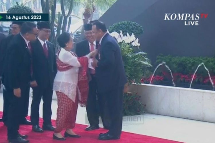 Presiden ke-5 sekaligus Ketua Umum PDI-P Megawati Soekarnoputri langsung merapihkan dasi Ketua KPK Firli Bahuri saat baru tiba di Gedung DPR, Senayan, Jakarta, Rabu (16/8/2023). 