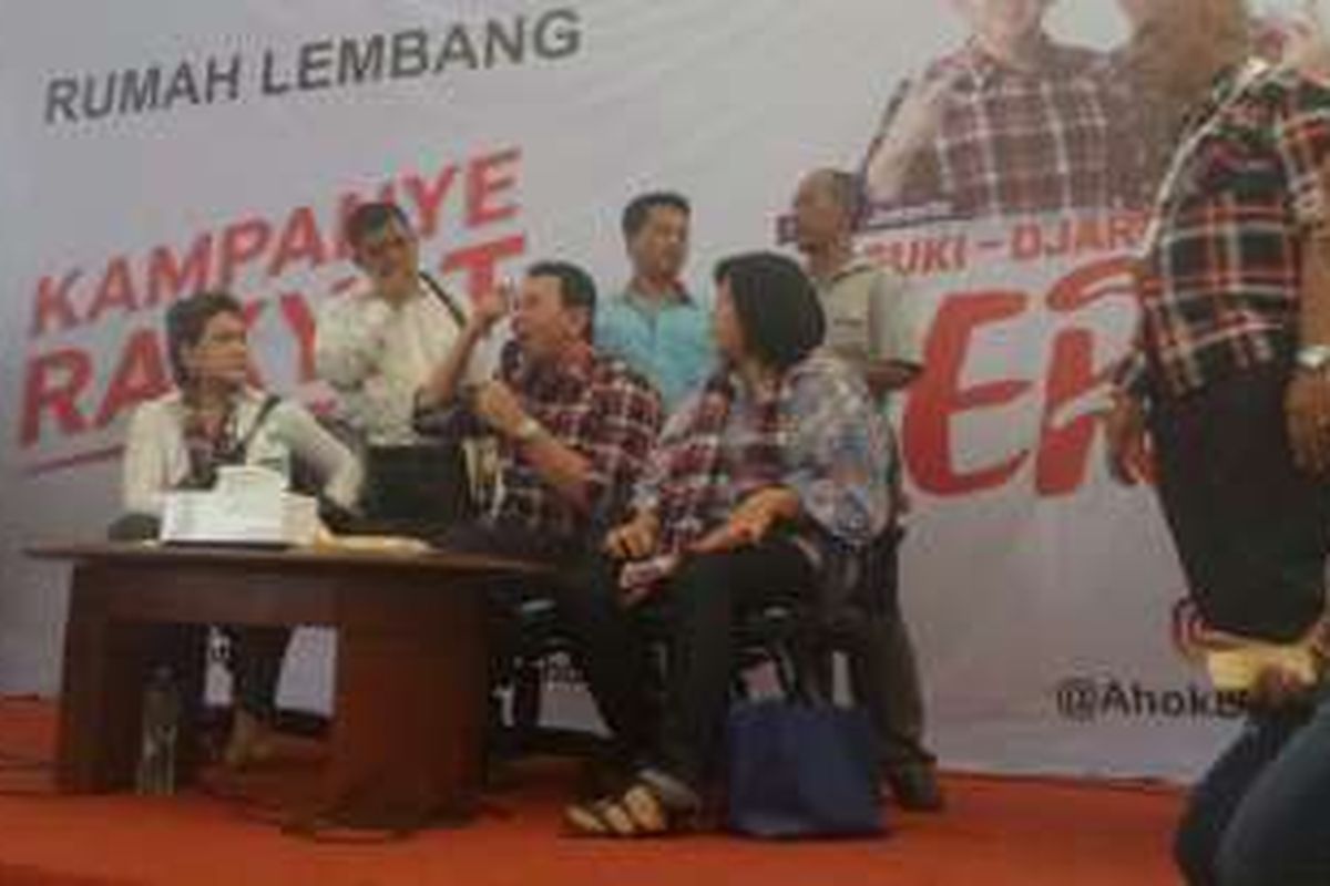 Cagub DKI Jakarta Basuki Tjahaja Purnama memarahi warga di Rumah Lembang, Menteng, Rabu (30/11/2016). 