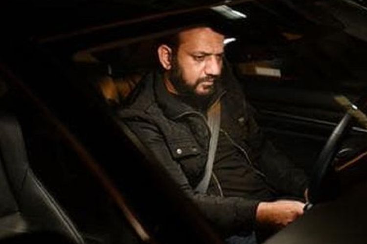 Khalid Payenda, yang pernah menjadi menteri keuangan Afghanistan terlihat mengemudikan Uber (pengemudi online) di Washington DC, Amerika Serikat (AS).