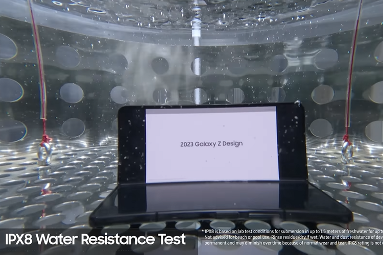 Ilustrasi Galaxy Z Fold 5 direndam di pengujian IPX8 Water Resistance Test.