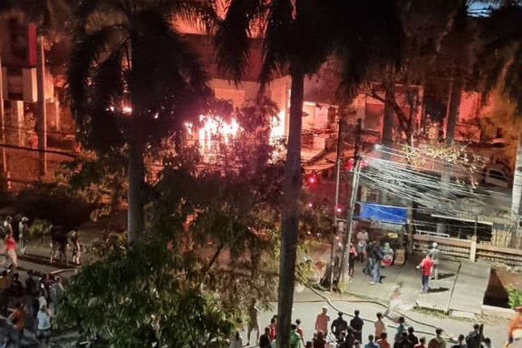 Kebakaran terjadi pada sebuah gudang milik jasa ekspedisi di Jalan Mangga Dua Abdad, Kelurahan Mangga Dua Selatan, Sawah Besar, Jakarta Pusat, Sabtu (16/10/2021). 
