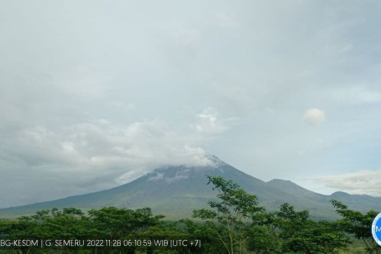 Visual Gunung Semeru tampak jelas, beberapa kali alami erupsi kecil