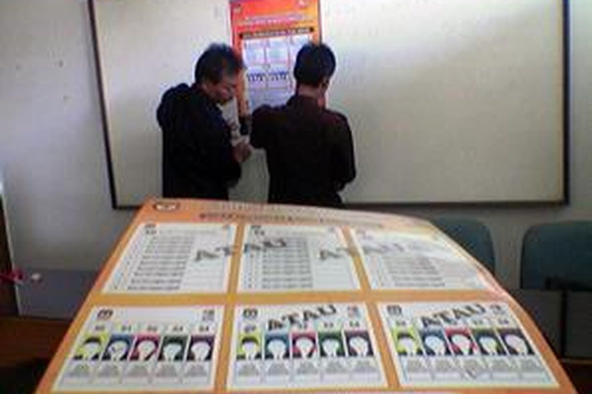 Komisi pemilihan Umum Kota Bandung menggaet para sopir angkutan kota untuk sosialisasi pemilihan calon anggota legislatif. KPU membagikan stiker sosilisasi kepada sopir angkot agar ditempel di dalam mobil, Kamis (5/2).