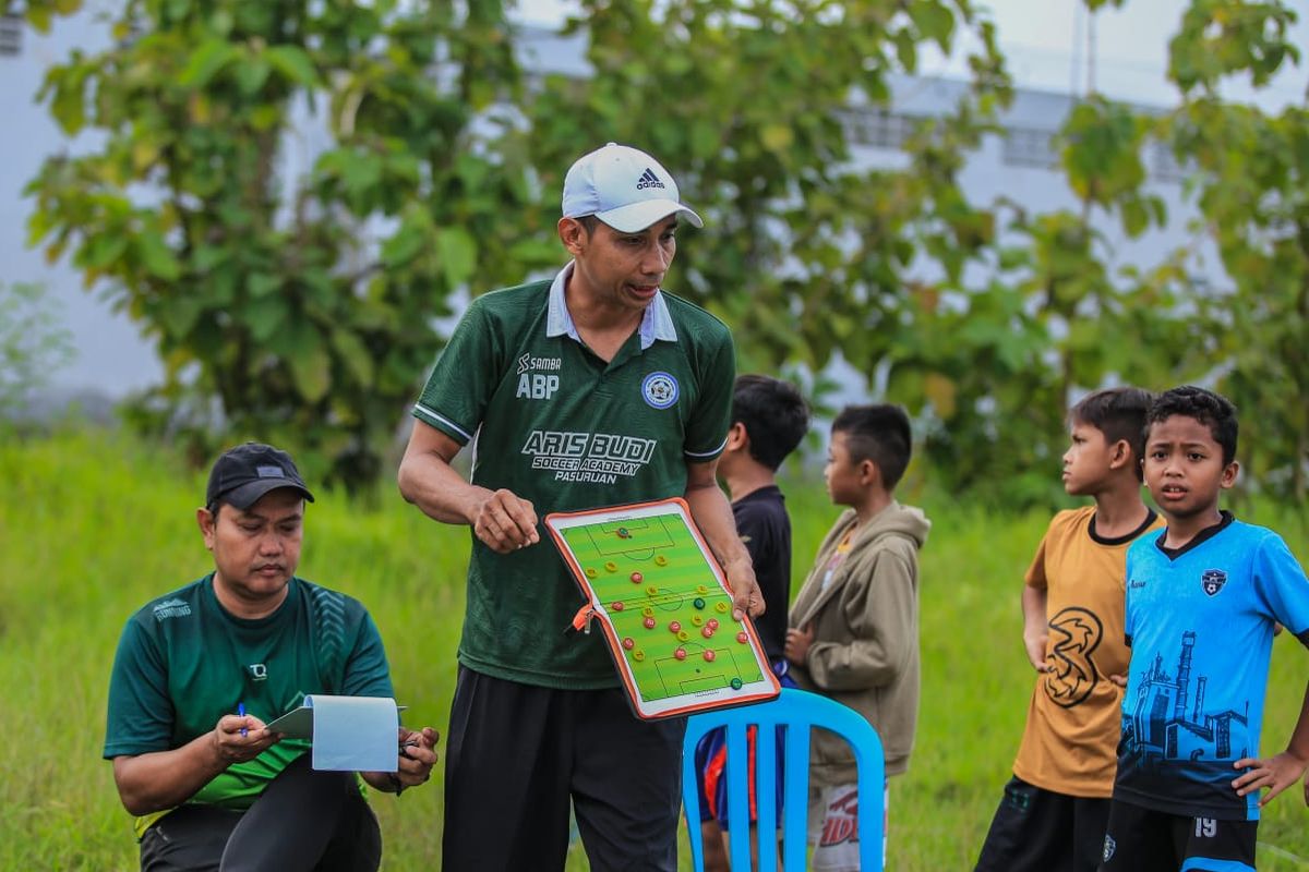 Mantan pemain timnas Indonesia Aris Budi juga menjadi pelatih di Aris Budi Soccer Academy (ABSA) Pasuruan miliknya.