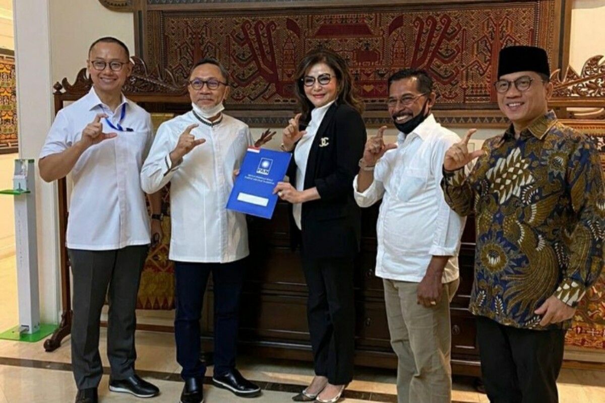 Bupati Minahasa Selatan Christiany Eugenia Paruntu dan Bupati Bolaang Mongondow Timur Sehan Salim Landjar mendapat restu dari DPP PAN yang ditandai dengan Surat Keputusan (SK) yang diserahkan langsung oleh Ketua Umum PAN Zulkifli Hasan dan Sekjen Eddy Soeparno pada Rabu (15/7/2020) pukul 20.00 WIB.