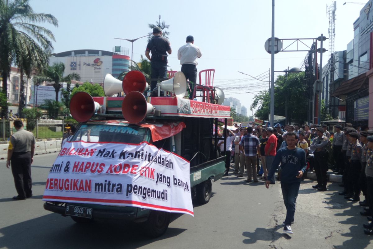 Sejumlah pengemudi Grabcar melakukan unjuk rasa  di kantor PT Grab Indonesia yang berlokasi di Maspion Plaza, Jakarta Utara, Selasa (4/7/2017)