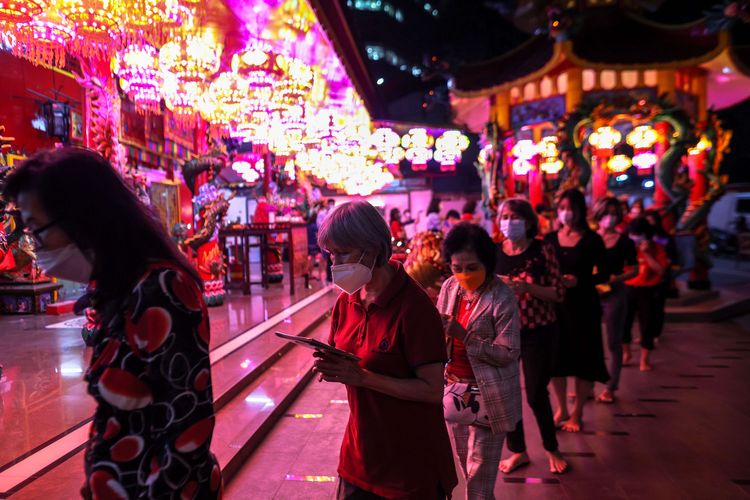 Warga keturunan Tionghoa bersembahyang di Vihara Amurva Bhumi (Hok Tek Tjeng Sin), Karet Semanggi, Jakarta Selatan, Senin (31/1/2022). Pengurus Vihara Amurva Bhumi membatasi pengunjung 50 persen dari kapasitas Vihara yang bersembahyang jelang perayaan tahun baru China atau Imlek tahun 2573.