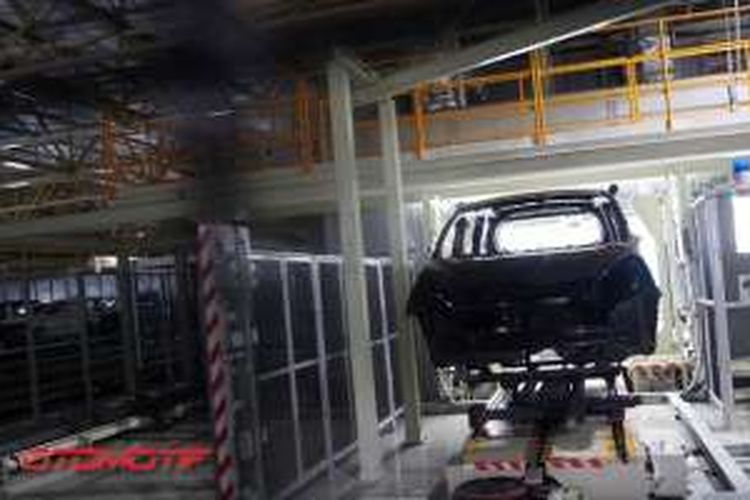 Proses awal di bagian pengecatan di pabrik kedua Toyota Motor Manufacturing (TMMIN) di Karawang, Jawa Barat.