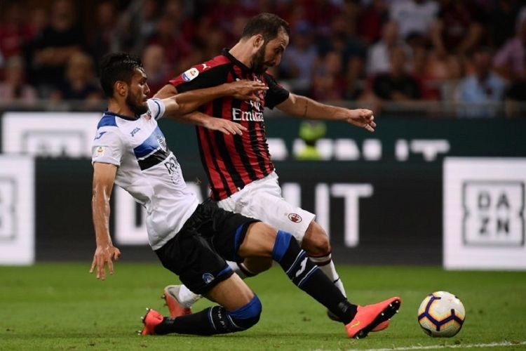 Jose Luis Palomino mencoba menghentikan laju Gonzalo Higuain pada pertandingan AC Milan vs Atalanta di San Siro, 23 September 2018. 