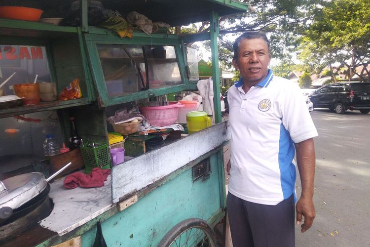 Supriyadi, ayahnda Risky Saputra, penjual  sate dan gado-gado keliling, tak menyangka anaknya bisa lolos menjadi polisi, Rabu (19/2/2020).