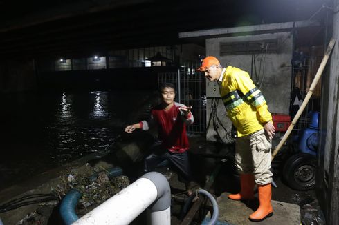 Sumbatan Sampah Jadi Penyebab Banjir di Kaligawe, Semarang