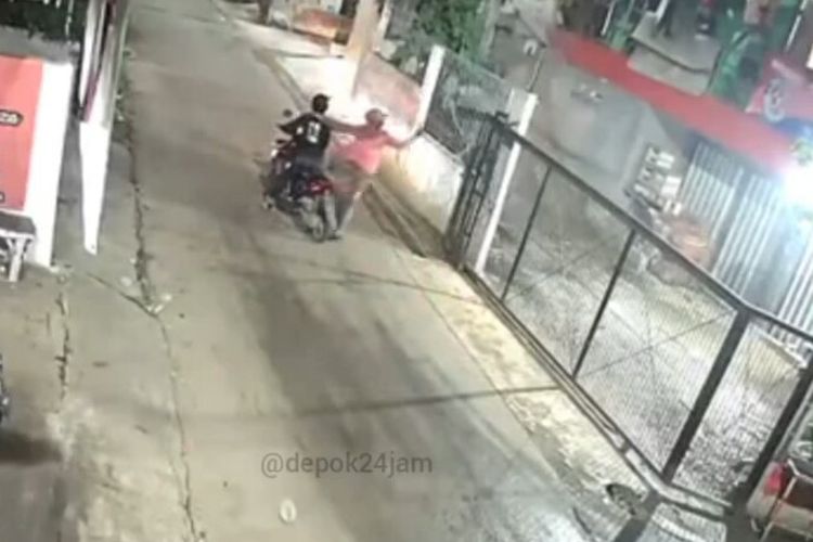 Video tangkapan layar: Pria acungkan sajam ke warga di jalan Kampung Tipar, Cimanggis, Depok, Sabtu (15/1/2022).