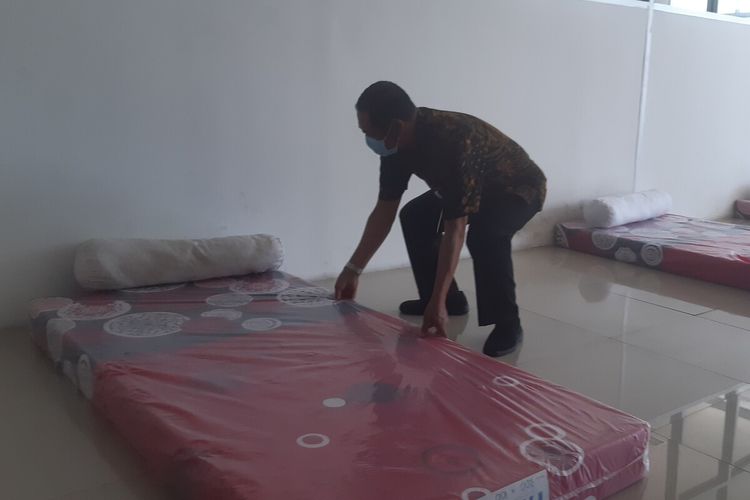 Wali Kota Solo FX Hadi Rudyatmo menata kasur yang nanti digunakan sebagai tempat tidur pemudik yang menjalani karantina di Solo Technopark Kecamatan Jebres, Solo, Jawa Tengah, Selasa (8/12/2020).