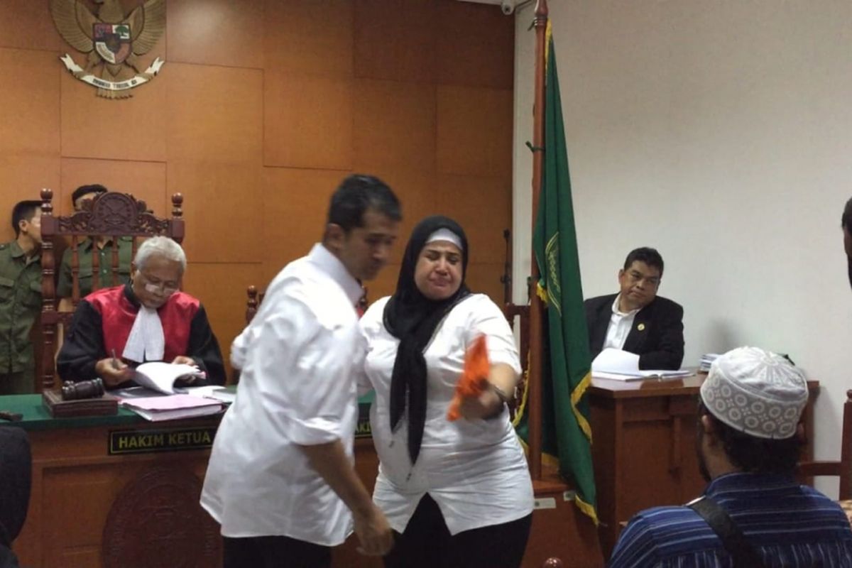 Putri penyanyi dangdut Elvy Sukaesih, Dhawiya, menjalani sidang penyalahgunaan narkoba di Pengadilan Negeri Jakarta Timur, Selasa (24/7/2018).