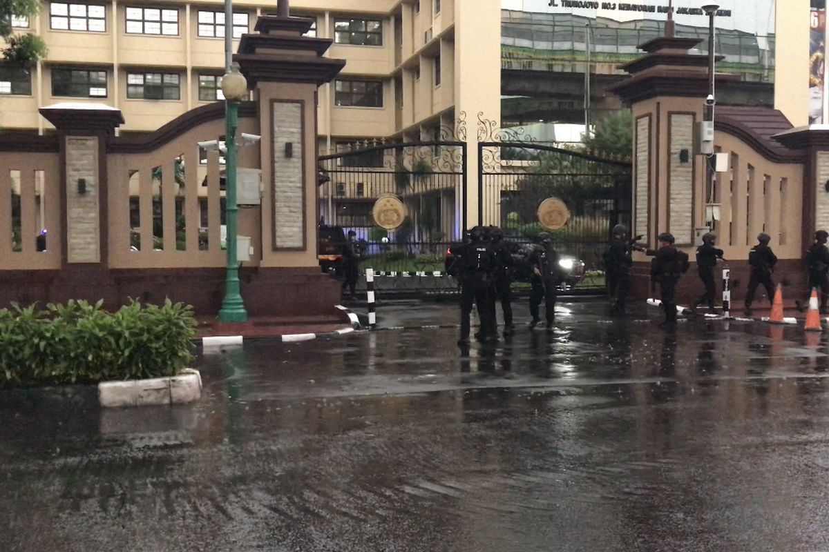 Anggota kepolisian bersenjata lengkap menyisir kawasan Mabes Polri di Jalan Trunojoyo, Kebayoran Baru, Jakarta Selatan pada Rabu (31/3/2021) sore.