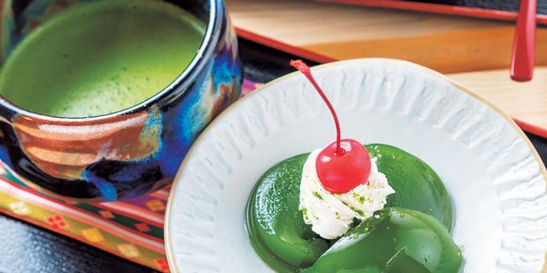 Set Warabi-mochi (mochi yang dibuat dari tepung warabi) matcha dan minuman teh hijau dijual dengan harga 972 Yen.