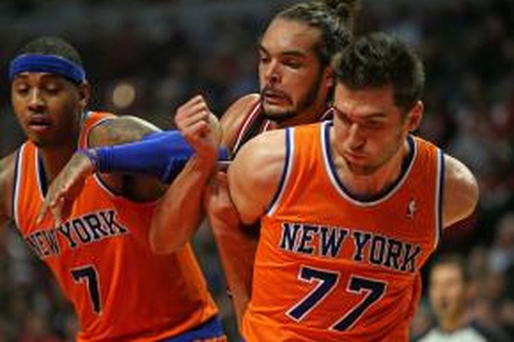 Pebasket Chicago Bulss, Joakim Noah (tengah) bersaing ketat dengan dua pemain New York Knicks, Carmelo Anthony (kiri) dan Andrea Bargnani, pada pertandingan lanjutan NBA di United Center, Chiacago, Kamis (31/10/2013).