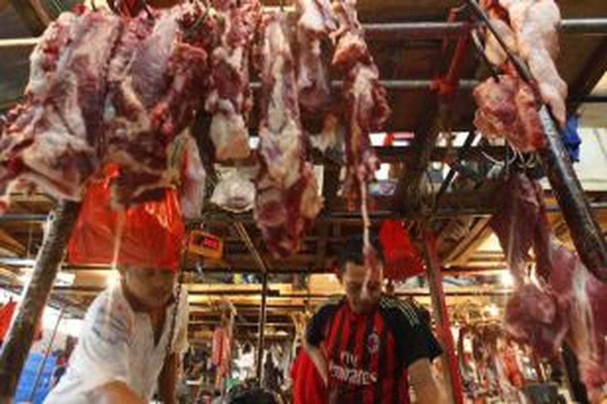 Pedagang daging melayani pembeli di Pasar Senen, Jakarta, Senin (15/6/2015). Jelang Ramadhan, harga beberapa kebutuhan pokok mulai merangkak naik, mulai dari harga cabai, daging ayam dan daging sapi.