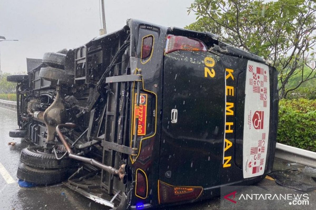 Bus jemputan pegawai Kementerian Pertahanan terbalik di KM3 Tol Jagorawi, Cililitan, Jakarta Timur, Senin (14/9/2020). Dalam kecelakaan itu terlibat bus milik TNI AL serta dua kendaraan minibus pribadi..
