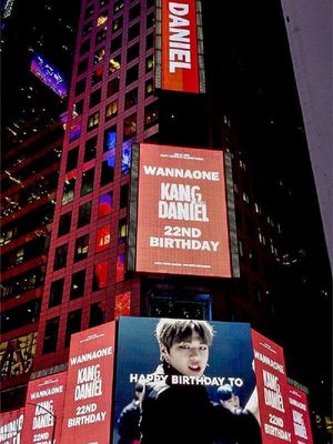 Reklame yang dipasang para penggemar Kang Daniel di Time Square, New York City.
