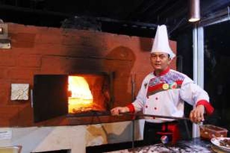 Chef Cahyo dari Citrus Resto Novotel Semarang, sedang melakukan proses memasak Italian Pizza atau yang lebih terkenal dengan Pizza Kayu Bakar, menggunakan tungku pembakaran dengan suhu minimal 300 derajat celcius.