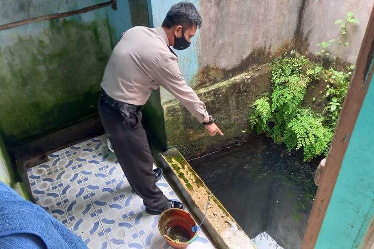 Anggota Polsek Cihideung Polresta Tasikmalaya menunjukkan sumur WC umum lokasi seorang kakek meninggal dunia tenggelam saat buang air kecil di Cipicung, Kecamatan Cihideung, Kota Tasikmalaya, Jawa Barat, Rabu (6/7/2022).