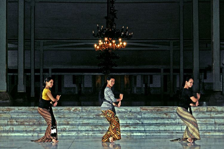 Para penari di Pura Mangkunegara, Surakarta.