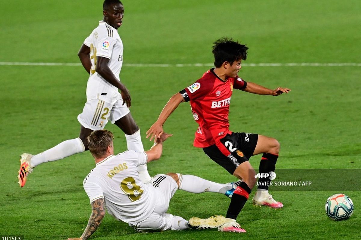 Takefusa Kubo beraksi melewati Toni Kroos pada laga Real Madrid vs Sevilla di Stadion Alfredo Di Stefano, Kamis (25/6/2020) dini hari WIB.