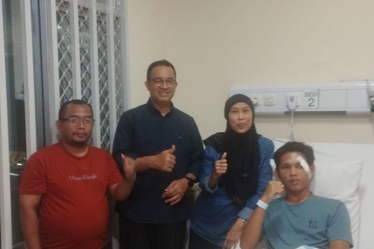 Malam-Malam, Anies Baswedan Jenguk Fatur Korban Kericuhan Pejompongan di RSUD Tarakan