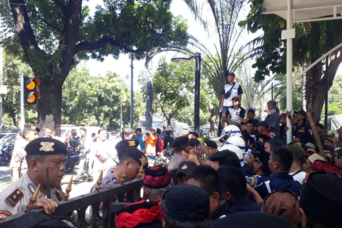 Massa pro-kontra Gubernur DKI Jakarta Anies Baswedan berdemo di Balai Kota DKI Jakarta, Selasa (14/1/2020).