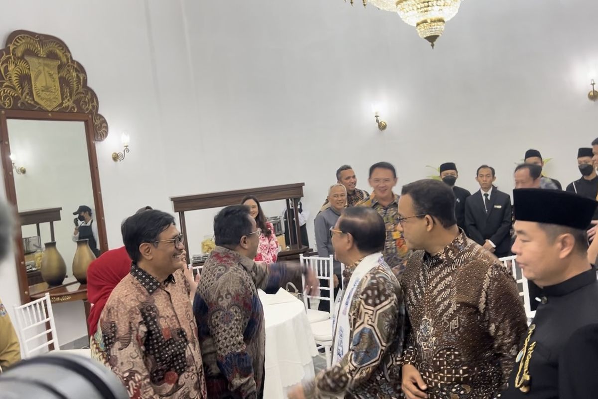 Momen Rano Karno Panggil Ahok Foto Bareng Mantan Gubernur, Anies Saksikan Sambil Tersenyum