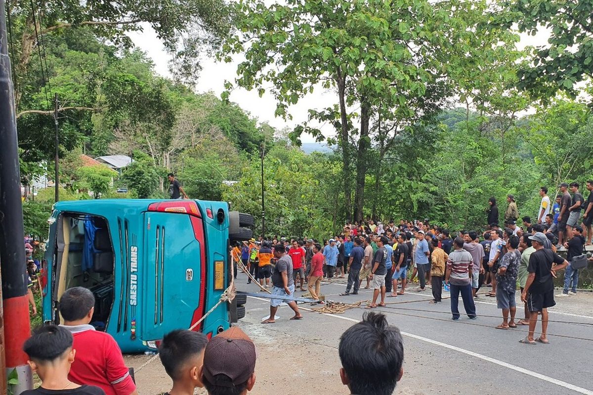 Evakuasi bus Pariwisata di Jalan Dlingo- Imogiri, Bantul, DI Yogyakarta. Kamis (8/2/2024)