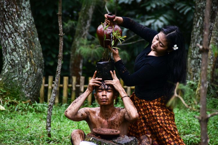 Peringati Hari Bumi Sedunia, tujuh seniman muda dari Bongkeng Arts Space menggelar seni pertunjukan (performance art) bertajuk ''Air dan Tanah,, yang digelar di Taman Hutan Raya (Tahura) Djuanda, Dago Pakar, Kota Bandung, Jawa Barat, Jumat (22/4/2022). Seniman muda ini mengajak masyarakat Indonesia khususnya Kota Bandung untuk menjaga dan melestarikan alam bumi tempat kita hidup dan berpijak.