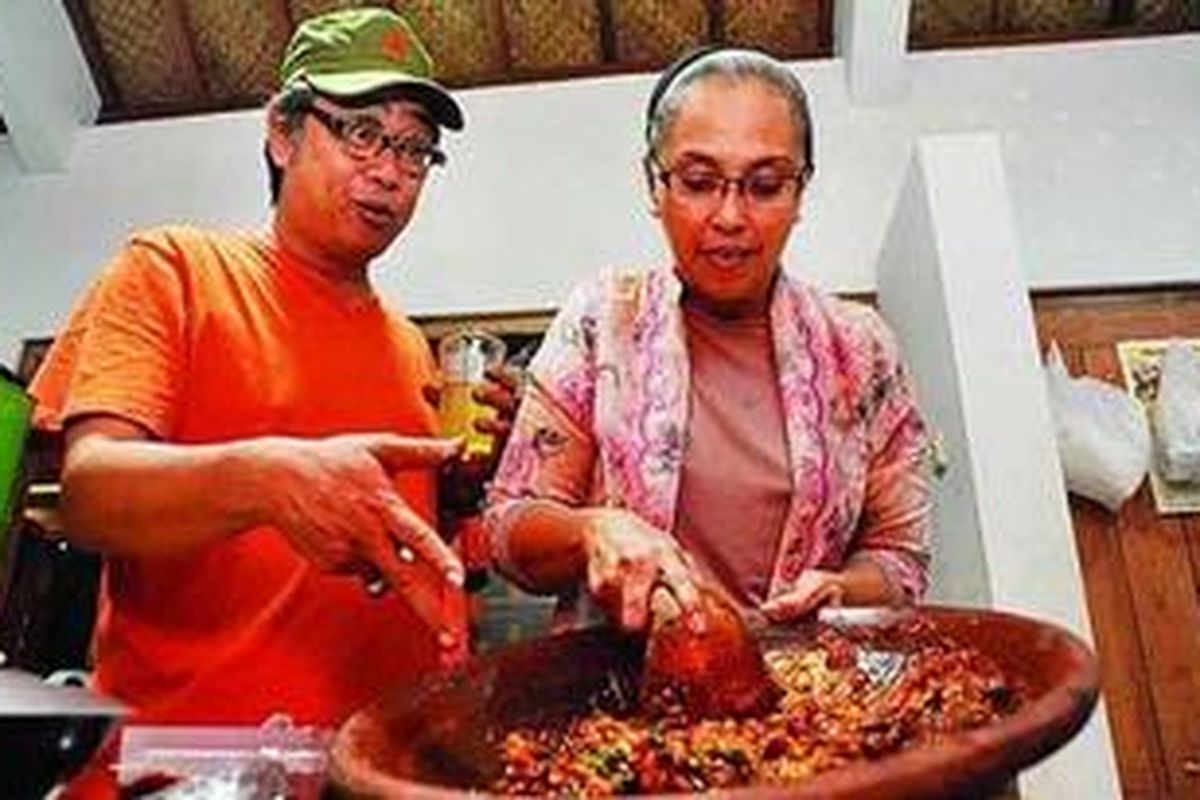 Seniman Butet Kartaredjasa menemani Rulyany Isfahana, istrinya, memasak hidangan pesanan pengunjung di Warung Bu Ageng, Jalan Tirtodipuran, Yogyakarta.