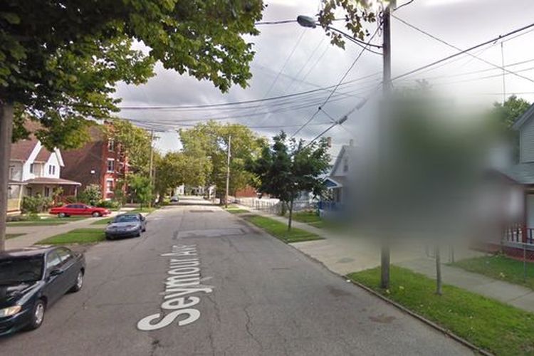 Tampilan rumah horor saksi bisu penyiksaan sadis selama 10 tahun yang disensor Google Maps. Rumah di 2208 Seymour Avenue, Cleveland, Ohio, Amerika Serikat ini tetap disensor meski telah dirobohkan.