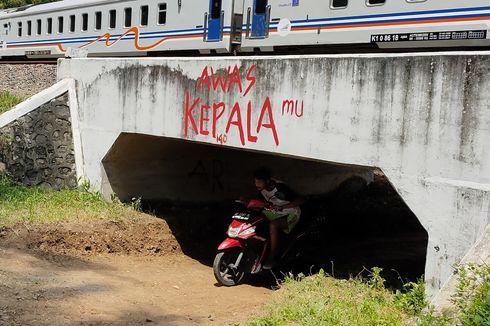 Saat Warga Gotong Royong Gali Terowongan Bawah Rel Kereta yang Tertimbun Tanah