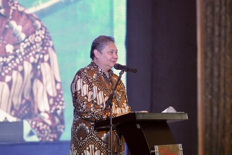 Menteri Koordinator Bidang Perekonomian (Menko Perekonomian) Airlangga Hartarto dalam acara Musyawarah Anggota Asosiasi Emiten Indonesia (AEI) 2023 di Hotel Kempinski, Jakarta, Kamis (14/9/2023).
