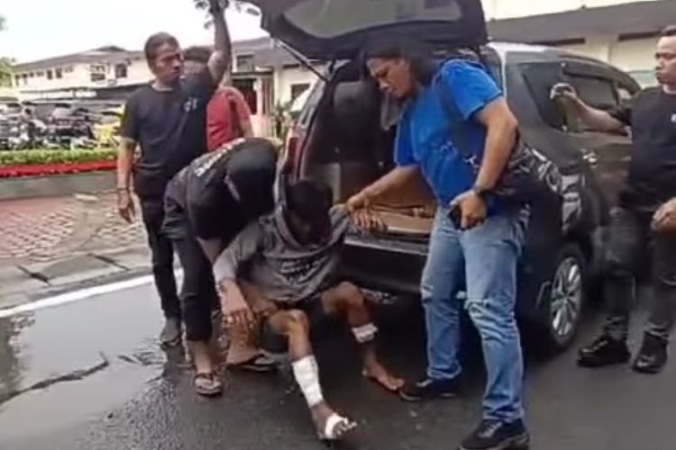 Potongan gambar polisi menangkap pria inisial MAJ (dibopong) karena membegal tangan pengendara motor bernama Azis hingga nyaris putus, Jumat (31/5/2024).