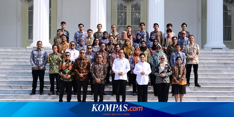 Momen Jokowi Foto "Perpisahan" Bareng Staf dan Media Istana