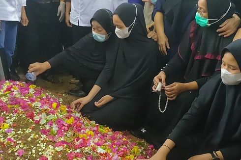 Sambut Jenazah Indah, Putrinya Korban Pesawat Sriwijaya Air SJ 182, Yusrilanita Tak Henti Berzikir