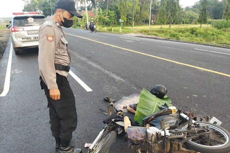 Satu pengendara motor tewas di Jalan Wates – Purworejo, Pedukuhan Weton, Kalurahan Kebonrejo, Kapanewon Temon, Kabupaten Kulon Progo, Daerah Istimewa Yogyakarta. Pemotor ini diduga korban tabrak lari.