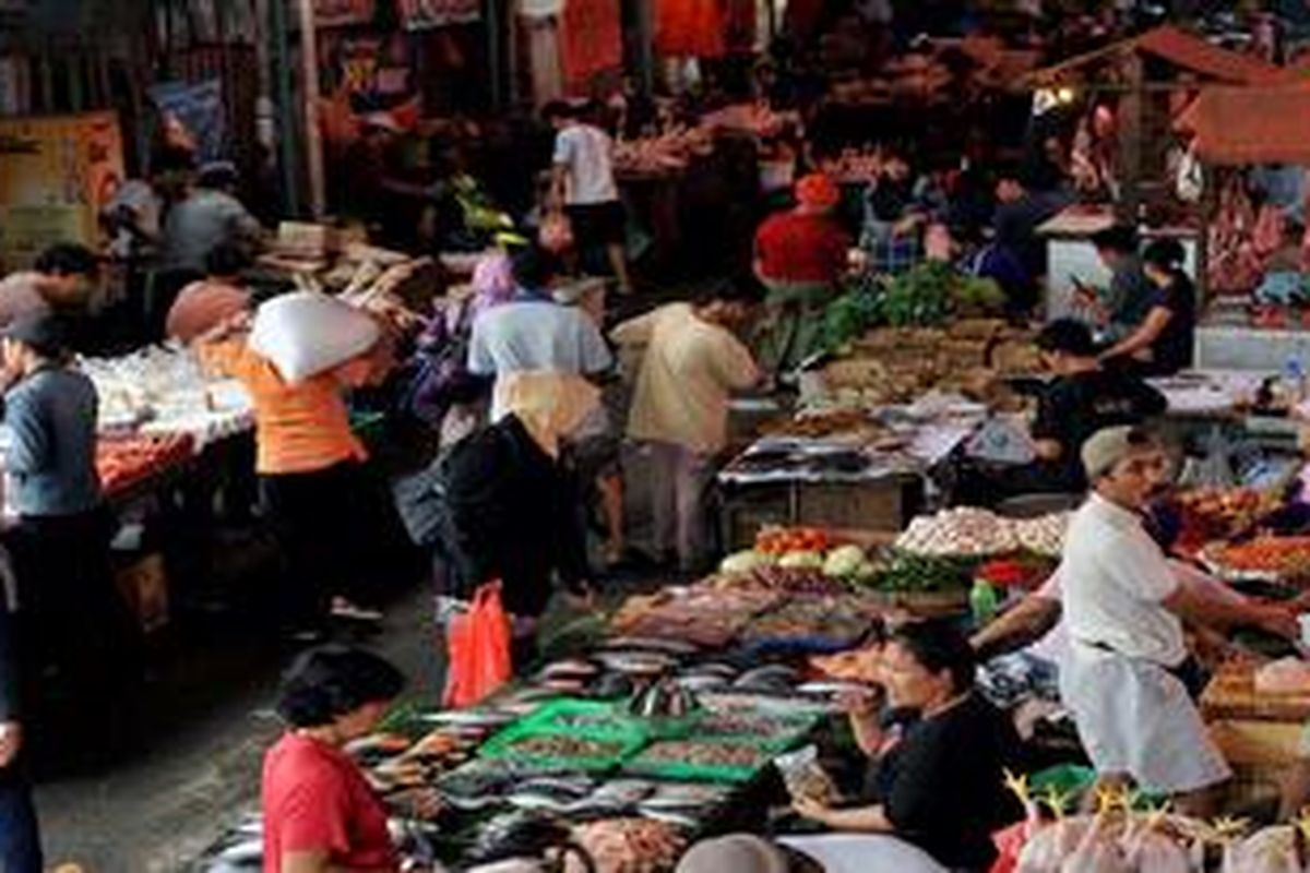 Pedagang kebutuhan pokok seperti sayur-sayuran, ikan, dan daging ayam di Pasar Kebayoran Lama, Jakarta Selatan, Rabu (1/5/2013). 

